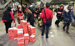 Arrivée des trains Gare Montparnasse avec plusieurs heures de retard et distribution de plateaux repas par le personnel SNCF aux voyageurs. Paris,le 3/12/2017.Crédit:Jacques Witt/Sipa/SIPA
