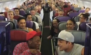 La troupe de la comédie musicale Le roi lion improvise dans un avion en Australie.