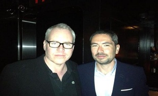 Le romancier américain Breat Easton Ellis pose aux côtés de son ami Olivier Amiel.
