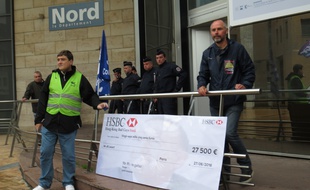 Les manifestants ont présenté un chèque factice de 27.500 euros pour rembourser les dégâts des manifestations.