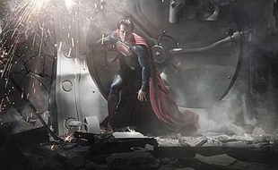 Henry Cavill dans le costume de Superman, pendant le tournage de «Man of Steel», en août 2011
