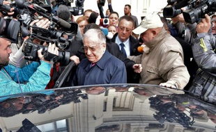 L'ancien président roumain Ion Iliescu quitte le tribunal le 21 octobre 2015, à Bucarest