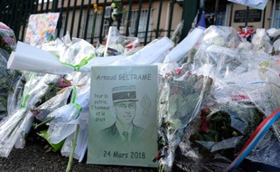 Un dessin représentant le colonel Arnaud Beltrame et des fleurs ont été déposés pour rendre hommage au gendarme qui a perdu la vie dans les attentats de l'Aude
