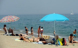 Des vacanciers sur la plage d'Argelès-sur-Mer, sur la mer Méditerranée, le 4 juillet 2015
