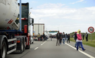 Illustration de migrants près des camions qui rejoignent l'Angleterre, à Calais.