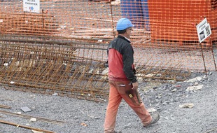 Des ouvriers du batiment travaillent a la construction d'un immeuble.