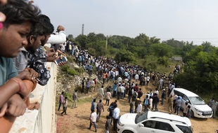 La police indienne bloque la zone où le corps d'une jeune vétérinaire a été retrouvé après un viol collectif, à Shadnagar, le 6 décembre 2019.