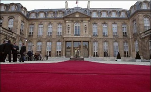 La dotation budgétaire officielle de la présidence de la République est de 31,78 millions d'euros, selon le projet de loi de finances pour 2007, contre 32,47 millions d'euros en 2006.