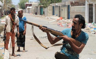 Un milicien soutenant le président Hadi, réfugié en Arabie Saoudite, lors d'affrontements avec les rebelles Houtis à Aden, le 24 avril 2015