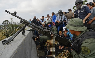 Des membres des Forces Armées vénézuéliennes ont annoncé leur soutien à Juan Guaido, l'opposant au président Nicolas Maduro, le 30 avril 2019 à Caracas.