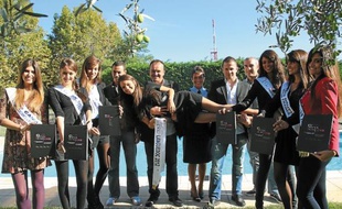 Les Miss aux côtés des représentants des Képis pescalunes, à Mauguio.
