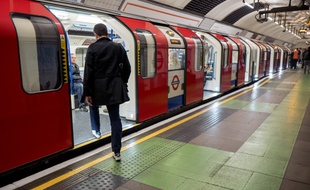 La ligne Victoria du métro londonien à la station de King's Cross St. Pancras à Londres, le 17 septembre 2017.