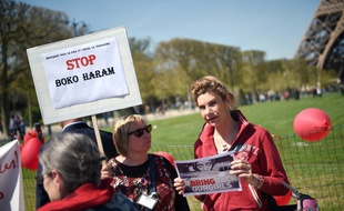 Virginie Tellenne, alias Frigide Barjot, tient une pancarte enlèvements perpétrés par Boko Haram, lors d'une manifestation le 14 avril 2015 à Paris.