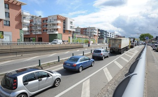 Illustration. Circulation avenue du Rhin à Strasbourg le 23 04 2012.