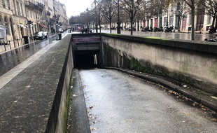 L'entrée du parking où la victime est tombée.