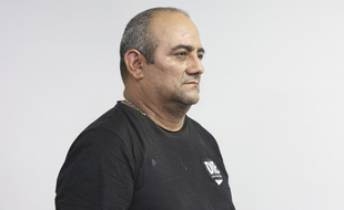 'Otoniel'-, le baron de la drogue le plus recherché de Colombie et chef du clan du Golfe, le 24 octobre 2021, après sa capture à Bogota.