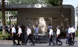 Les policiers se déploient devant l'hôpital du Val-de-Grâce, où est hospitalisé Nicolas Sarkozy, le 26 juillet 2009.