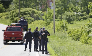 Des forces de police en nombre recherchent activement les deux évadés considérés comme dangereux à Dannemora, près de la frontière canadienne.