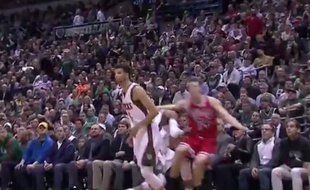 Giannis Antetokounmpo plaque Mike Dunleavy lors de Milwaukee-Chicago le 30 avril 2015.