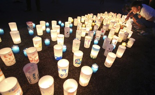 Veillée aux chandelles pour marquer le jour où la ville de Naraha, dans la région de Fukushima, est officiellement redevenue habitable, le 4 septembre 2015.