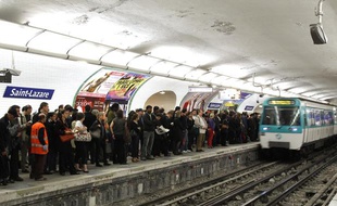Des passagers attendent le métro à la station Saint-Lazare, à Paris, le 23 septembre 2010.