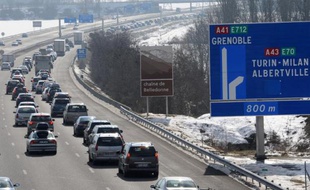 De premières difficultés de circulation étaient observées samedi en fin de matinée à l'approche des stations alpines, avec une cinquantaine de km de ralentissements et de bouchons entre Lyon et Chambéry, pour cette première journée de vacances classée orange en Rhône-Alpes et en Bourgogne dans le sens des départs.