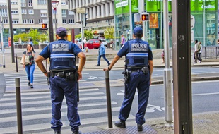 Des policiers municipaux patrouillant dans les rues du Mans, en mai 2018