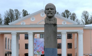 Un monument de Vladimir Lénine au centre de Pikaliovo, en Russie, le 22 septembre 2015
