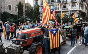 Des citoyens barcelonais défilent dans les rues, le 27 octobre 2017.