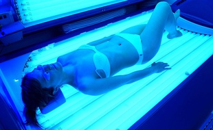L'usage de cabine à UV présente un risque avéré de développer un cancer de la peau, prévient l'Anses, qui plaide pour l'interdiction de ces appareils de bronzage.