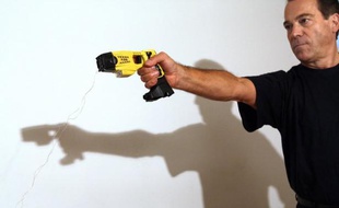 Le patron de Taser France Antoine Di Zazzo et neuf autres prévenus comparaîtront du 29 novembre au 7 décembre devant le tribunal correctionnel de Paris pour leur responsabilité présumée dans l'espionnage de l'ex-porte-parole du NPA Olivier Besancenot, a-t-on appris lundi de source judiciaire.
