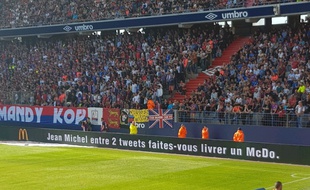 Les panneaux publicitaires du stade Michel-d'Ornano ont fait passer un message à Jean-Michel Aulas samedi.