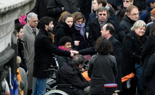 François Hollande avec des victimes et des familles de victimes des attentats, lors d'une cérémonie place de la République le 10 janvier 206 à Paris