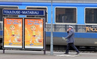 Le hall de la gare de Toulouse Matabiau est calme comme un dimanche habituel ce 11 décembre: seul signe apparent du grand chambardement des horaires, des "gilets rouges" informent les voyageurs et distribuent des bonbons, peut-être pour adoucir les déconvenues de certains passagers.