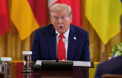 Poutine se dit prêt à rencontrer Zelensky après un échange téléphonique avec Trump...