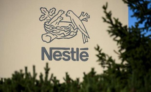 Le logo de Nestlé sur un site du groupe, près de Lausanne, en Suisse, le 9 octobre 2014