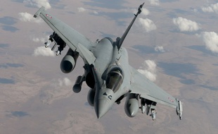 Photographie prise le 17 octobre 2014 par l'Armée de l'Air française d'un avion Rafale armés de bombes laser, en mission de reconnaissance au-dessus l'Irak.