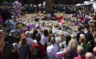 Une foule rassemblée à St Ann's Square pour rendre hommage aux victimes de l'attaque de Manchester.