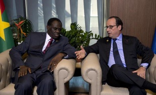 Le président François Hollande s'entretient avec le président par interim du Burkina Faso Michel Kafando, le 30 novembre 2014 à Dakar