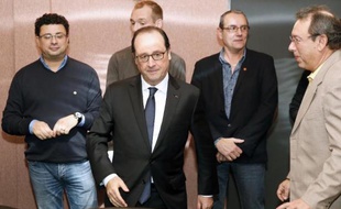Le président français François Hollande (c) rencontre des membres de la direction et des syndicats du site d'ArcelorMittal à Uckange, en Moselle, le 24 novembre 2014