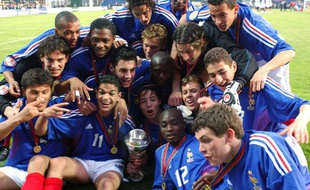L'équipe de France des moins de 17 ans, lors de son titre de championne d'Europe le 15 mai 2004 à Chateauroux.