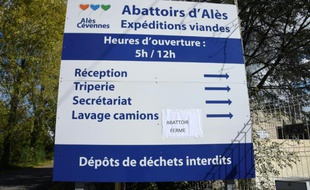 Une affiche annonçe la fermeture des abattoirs d'Alès, le 15 octobre 2015
