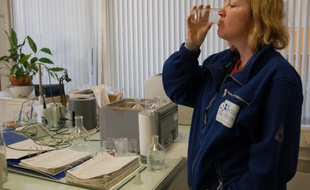 Sarah Octobon goûte l’eau chaque matin dans son laboratoire de Joinville, une commune à l’est de Paris.