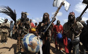 Parfois coiffés de masques d’animaux ou recouverts de grigris, tous portent un fusil: les dozos, chasseurs traditionnels accusés de multiples crimes, sont devenus des alliés encombrants pour le pouvoir de Côte d'Ivoire.