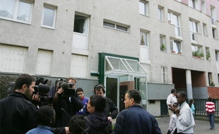 Des journalistes interviewent des riverains, le 14 octobre 2006 à Epinay-sur-Seine.