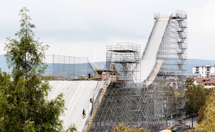 Le tremplin de 42 m installé à Annecy va peu à peu voir arriver 1.500 m3 de neige d'ici vendredi.