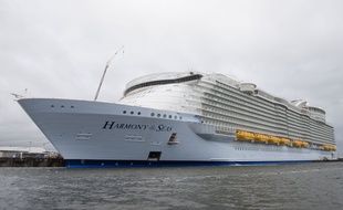 L'Harmony of the seas, lors d'un essai en mer, le 14 avril 2016.