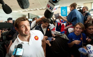 Vincent Clerc accueilli en héros à l'aéroport de Roissy Charles de Gaulle avec le XV de France, mercredi 26 octobre 2011.