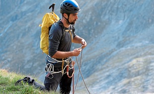 L'alpiniste, atteint de la maladie de Stargardt, ici au pic des Spijeoles le 15 septembre, a traversé les Pyrénées en treize jours et quatre étapes.