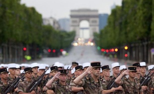 Le président François Hollande présidera samedi matin son premier défilé militaire du 14 juillet sur les Champs-Elysées, avant de s'adresser aux Français, pour réaffirmer le lien entre la Nation et son armée.